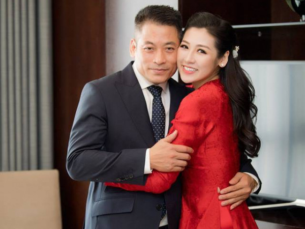Á hậu Tú Anh rạng rỡ, ôm chặt bố trong lễ rước dâu tại nhà riêng