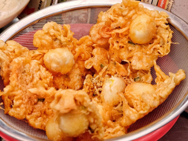 Săn lùng phiên bản trứng cút mới "gây nghiện" ở Sài Gòn - Trứng cút chiên bột sốt me