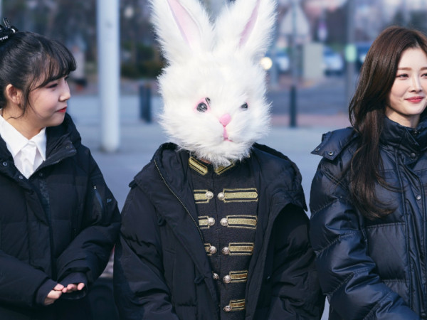 Nữ idol tân binh đội đầu thỏ lên sân khấu, chỉ lộ mặt nếu nhóm được No.1 Billboard