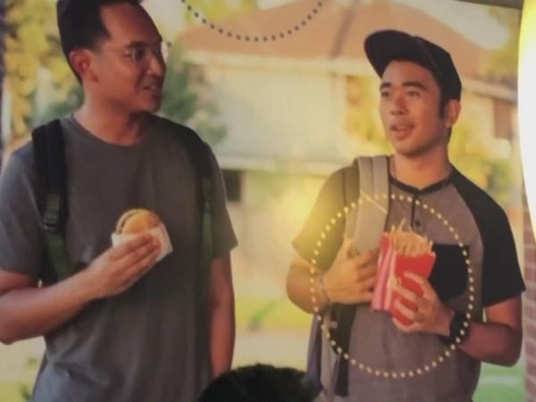 Ảnh quảng cáo “giả” được treo trong tiệm thức ăn nhanh, và không một ai phát hiện ra!