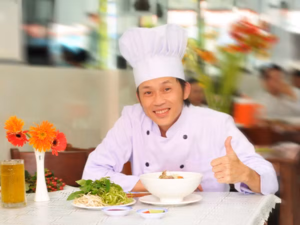 Danh Hài Hoài Linh lấn sân kinh doanh ẩm thực, thể hiện tình yêu với món bún mọc 