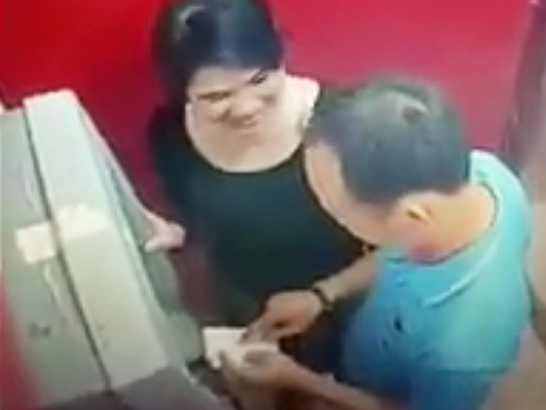 Đánh rơi thẻ ATM ghi sẵn mật khẩu, cô gái bị rút sạch 15 triệu đồng 