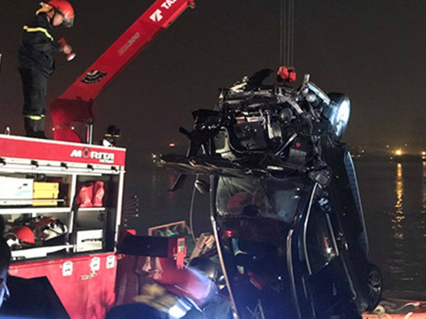 Vụ Mercedes lao xuống sông Hồng: Hé lộ giấy tờ người đàn ông tìm thấy trên xe