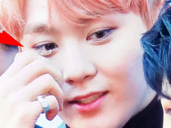 Không phải ai cũng bình tĩnh được như Seungkwan (Seventeen) khi bị rơi kính áp tròng trên thảm đỏ