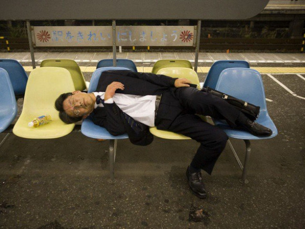 Lo nhân viên làm việc quá sức, công ty Nhật thưởng 14 triệu cho ai ngủ đủ 6h/ngày