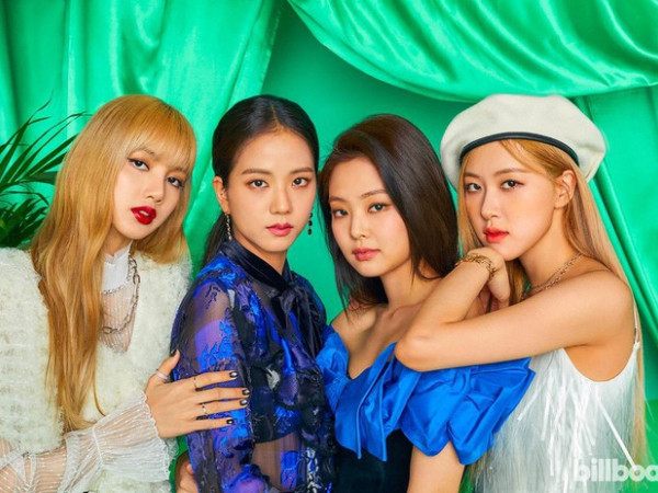 BLACKPINK là nhóm nữ K-Pop đầu tiên lên bìa Billboard, giá một box set lên đến 1,5 triệu đồng