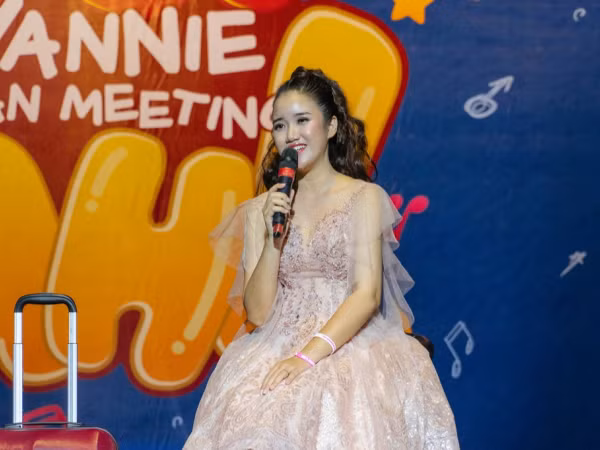 YouTuber Vannie “quẩy” tưng bừng hit của BLACKPINK, MOMOLAND cùng các fan nhí