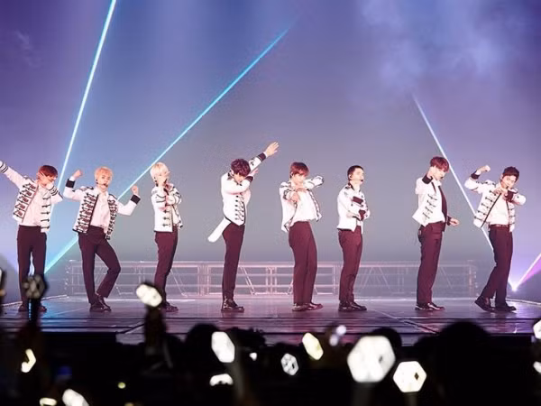 Vừa phẫu thuật tim, một fan đã bị bảo vệ đánh tại concert của EXO