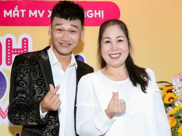 NSND Hồng Vân "nhắc nhở" Xuân Nghị không được mê hát quên sân khấu 
