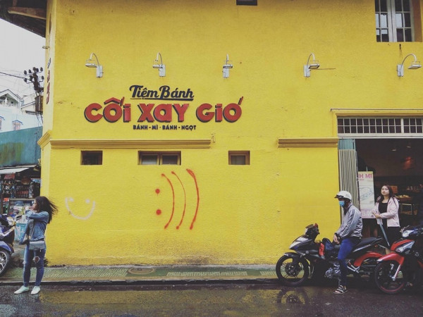 Bức tường "Cối xay gió" ở Đà Lạt lại bị vẽ bậy, nhìn hình vẽ vừa bực vừa... buồn cười