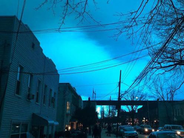 Mỹ: Người dân hoảng loạn khi trời đêm bất ngờ biến thành màu xanh lét