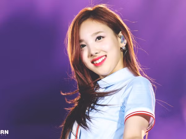 Đang hát nhép mà quên cầm mic, Nayeon (TWICE) phải hứng cơn mưa chỉ trích