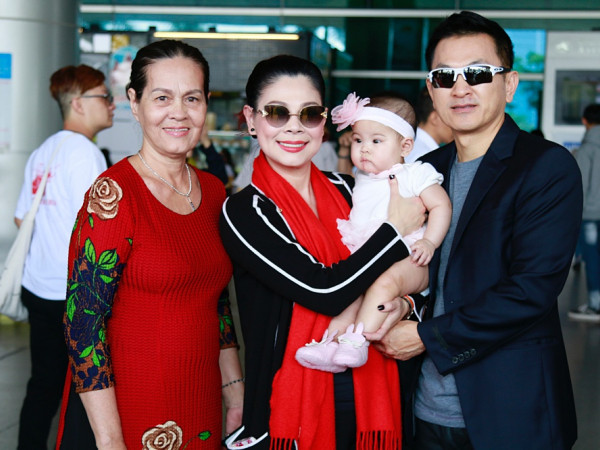 Thanh Thảo lần đầu đưa con gái về nước và tập tành cho liveshow kỉ niệm 25 năm ca hát