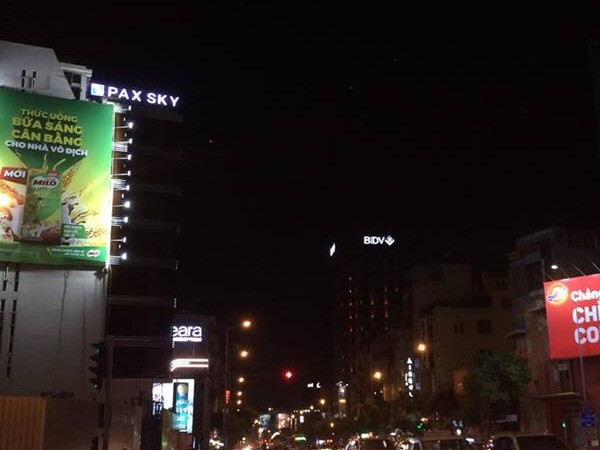 Tiếp tục “đại chiến” pano quảng cáo: “Nhà vô địch” trở lại với diện mạo mới?