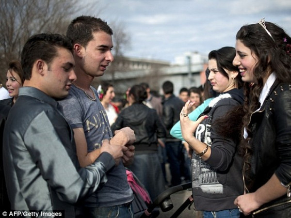 "Há hốc mồm" ngạc nhiên với phiên chợ kỳ lạ nơi người ta mua bán... cô dâu