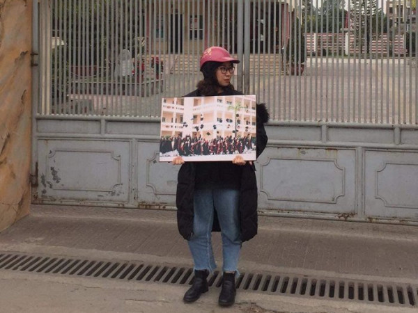 Không ai đến buổi họp lớp như đã hẹn, lớp trưởng bơ vơ đứng ở cổng trường ôm ảnh tập thể