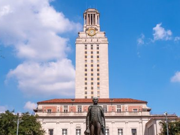 Sau 40 năm, ông cụ nghèo lại được vào đại học nhờ một sinh viên tốt bụng