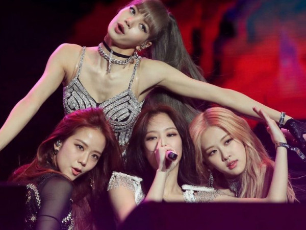 Sau màn trình diễn “bùng nổ” tại Coachella, Lisa (BlackPink) khiến báo Mỹ liên tưởng đến Ariana Grande