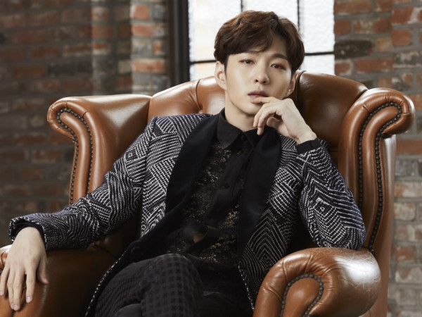 Changsub (BTOB) bị chỉ trích vì hồn nhiên đi gặp bạn gái ngay trước fansign 