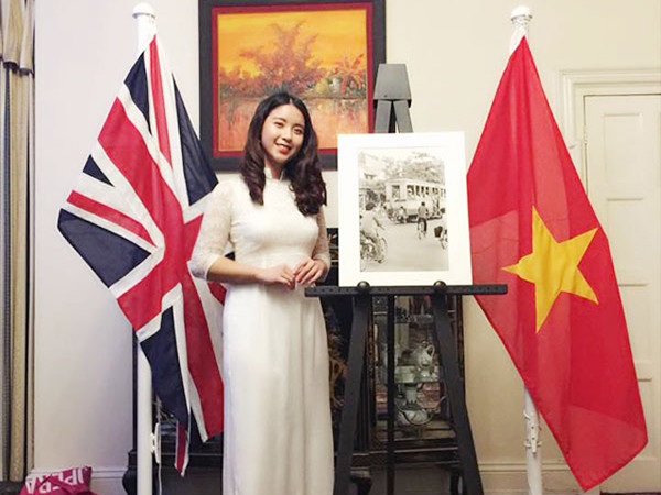 Cựu Amser từng nhận học bổng khủng du học Anh "góp công" trong triển lãm ảnh cực chất về Hà Nội