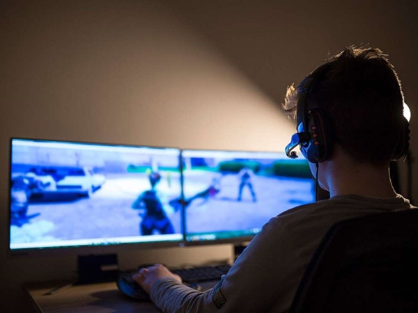 Teen đang chơi game thì bị co giật và được cứu bởi người bạn ở cách đó 8.000km