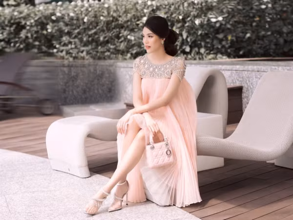 Lan Khuê vẫn khoe thần thái tươi tắn, tự tin diện đầm dự sự kiện dù đang mang thai