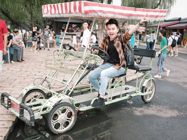 Khám phá cảnh đẹp “nao lòng” của Phượng Hoàng Cổ Trấn cùng ca sĩ Nam Cường