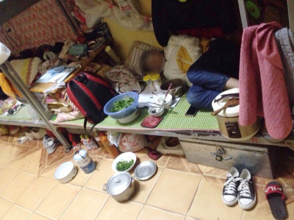 Bức ảnh nữ sinh "ngủ quên" trên đống đồ bừa bộn ngổn ngang trong kí túc xá gây tranh cãi