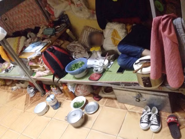 Bức ảnh nữ sinh "ngủ quên" trên đống đồ bừa bộn ngổn ngang trong kí túc xá gây tranh cãi