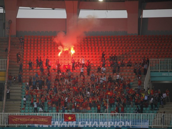 VFF bị phạt 12.500 USD vì cổ động viên đốt pháo sáng tại ASIAD 18