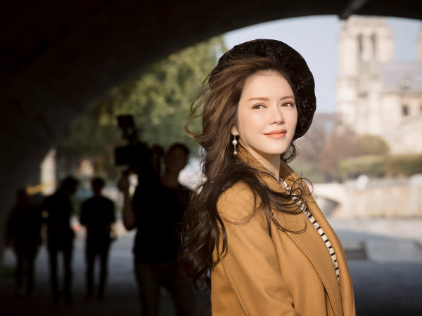 Lý Nhã Kỳ trẻ trung và nổi bật với phong cách thời trang cổ điển trên đất Pháp