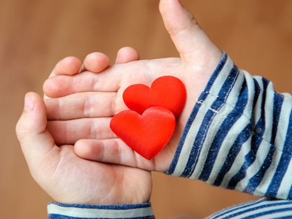 Cậu bé cởi hết giày và tất khi đang đi trên phố - câu chuyện khiến bạn mỉm cười!