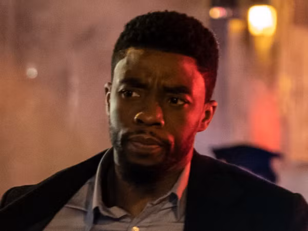Chadwick Boseman phong toả 21 cây cầu bằng thần thái của "vua báo đen" Black Panther