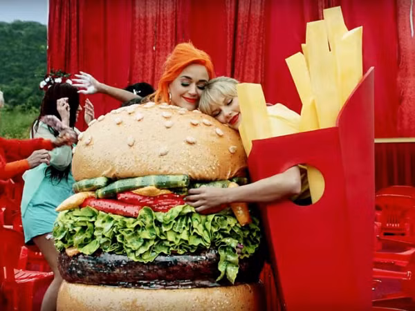 Tiết lộ bí mật “cực yêu” đằng sau hình ảnh “chị em hoà bình” của Taylor Swift và Katy Perry