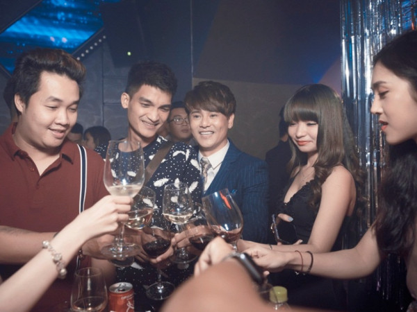 Dàn sao V-Pop hội ngộ, quậy tưng bừng trong tiệc sinh nhật của ca sĩ Ưng Đại Vệ