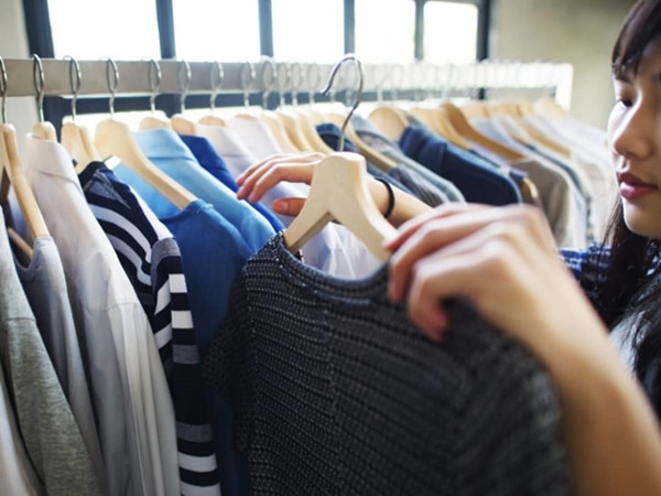 Nhân viên bán đồ “second-hand” tìm được hơn 160 triệu trong chiếc áo khoác cũ