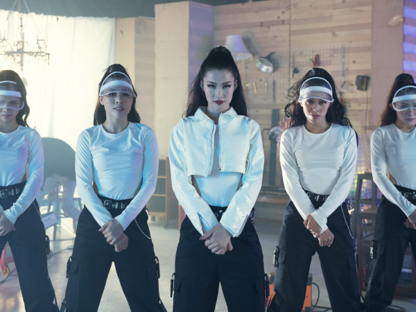 Đông Nhi hóa cô nội trợ "vùng lên" trong MV mới toanh "Xin Lỗi Anh Quá Phiền"