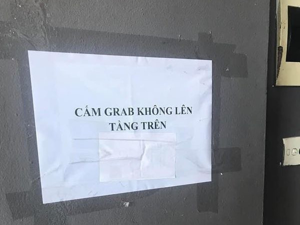 Bảng "cấm shipper lên lầu" và câu chuyện về mâu thuẫn giữa giao hàng - nhân viên bán hàng