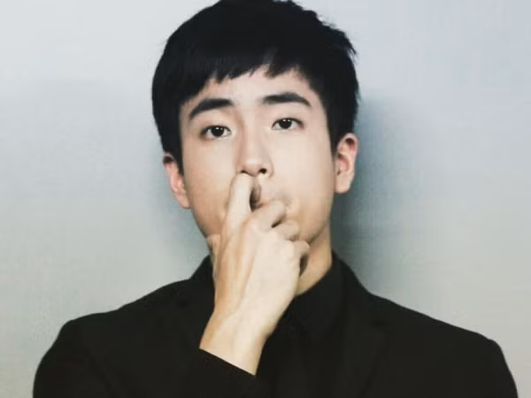Cận cảnh vẻ điển trai của Nonkul (Bad Genius) tại sân bay Tân Sơn Nhất