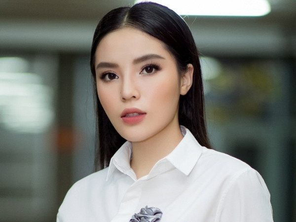Hoa hậu Kỳ Duyên diện áo sơ mi trắng, trao học bổng cho sinh viên ĐH Y Dược TP.HCM