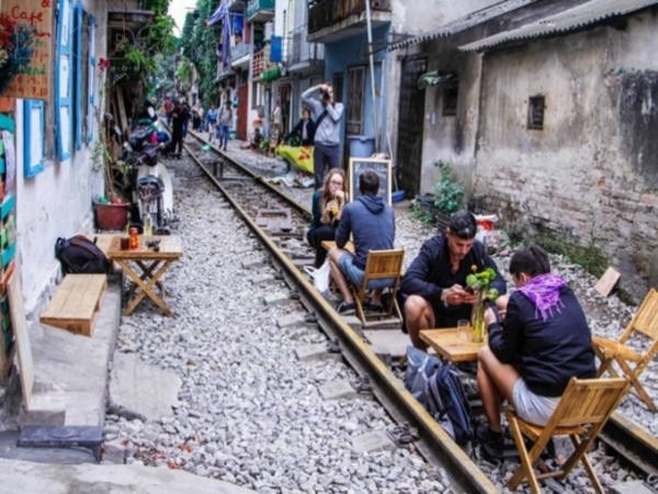 Quán cà phê giữa đường tàu ở Hà Nội bất ngờ bị xóa sổ