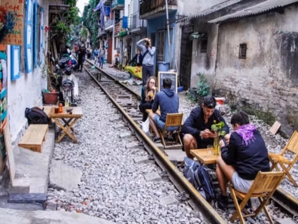 Quán cà phê giữa đường tàu ở Hà Nội bất ngờ bị xóa sổ