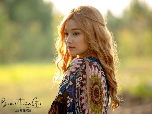 Hoàng Yến Chibi khổ sở vì phải đội tóc giả suốt cả phim “Bí mật của gió”