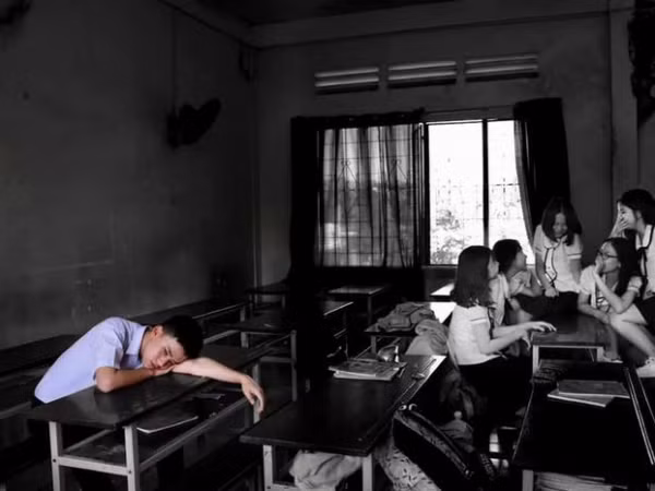 Chứng kiến sự đố kỵ diễn ra hàng ngày, nam sinh tâm sự "Tớ ước gì mình không học lớp này"