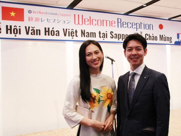 Phương Anh Đào mặc áo dài thuần khiết bên cạnh vị thống đốc trẻ tuổi nhất Nhật Bản 