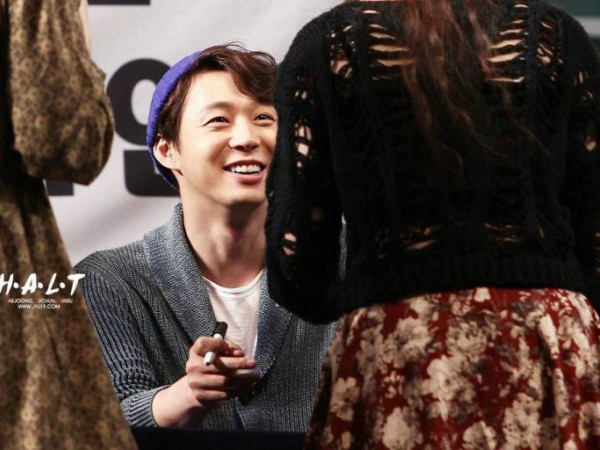 Fan lên tiếng minh oan cho Yoochun (JYJ) sau clip "ném quà" gây tranh cãi