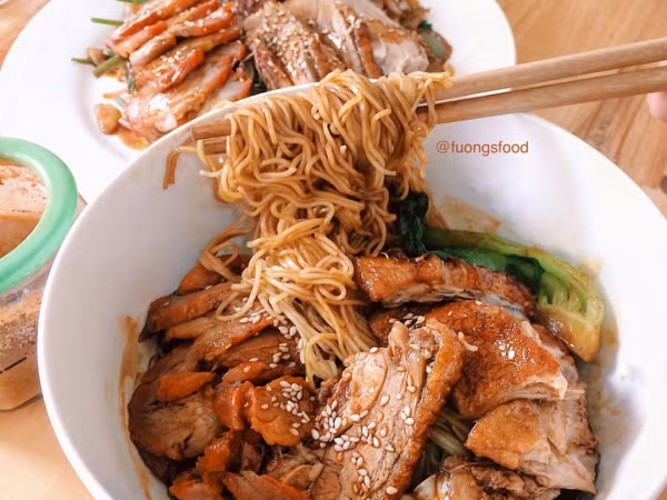 Trưa nay "măm" gì: Đánh chén bộ đôi mỳ vịt tiềm - miến xá xíu phố Đặng Văn Ngữ