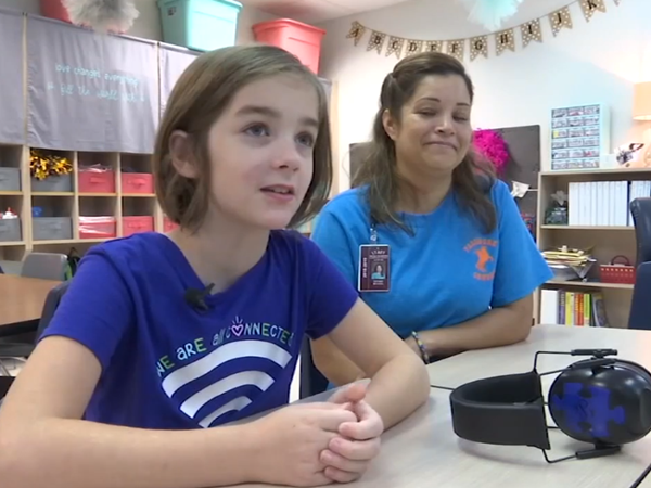 Việc làm vô cùng xúc động của bác tạp vụ nhà trường đối với học sinh tự kỷ