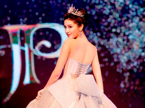 Hồ Ngọc Hà diện váy xuyên thấu khoe vóng dáng, Huyền My hóa công chúa lộng lẫy với váy cưới