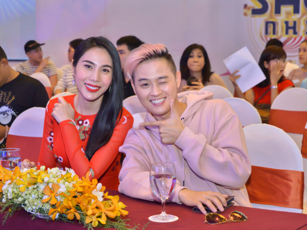 Thuỷ Tiên ngẫu hứng hát "Về đâu mái tóc người thương" trong buổi ra mắt "Ai sẽ thành sao nhí"